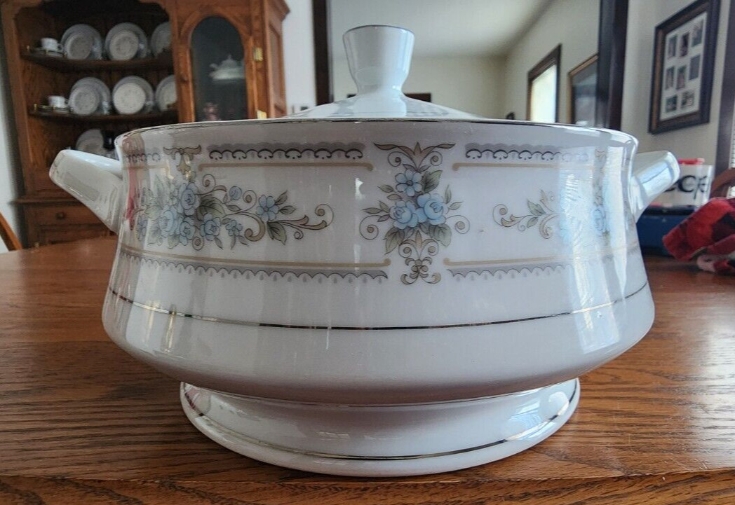 Elington Casserole 2 qt. Covered Wade Fine Porcelain White Blue Platinum Trim !