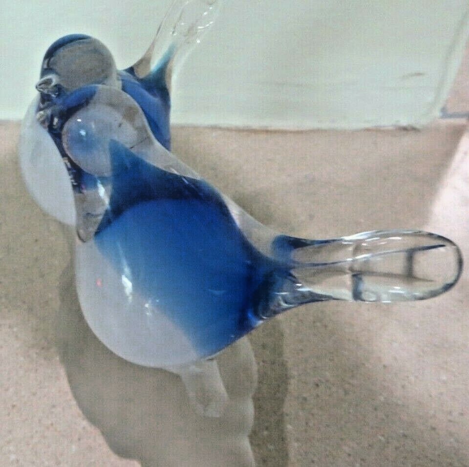 BEAUTIFUL ARTGLASS LOVEBIRDS ON PERCH BLUE AND CLEAR GLASS, 5 1/2 X 4 1/2 INCHES