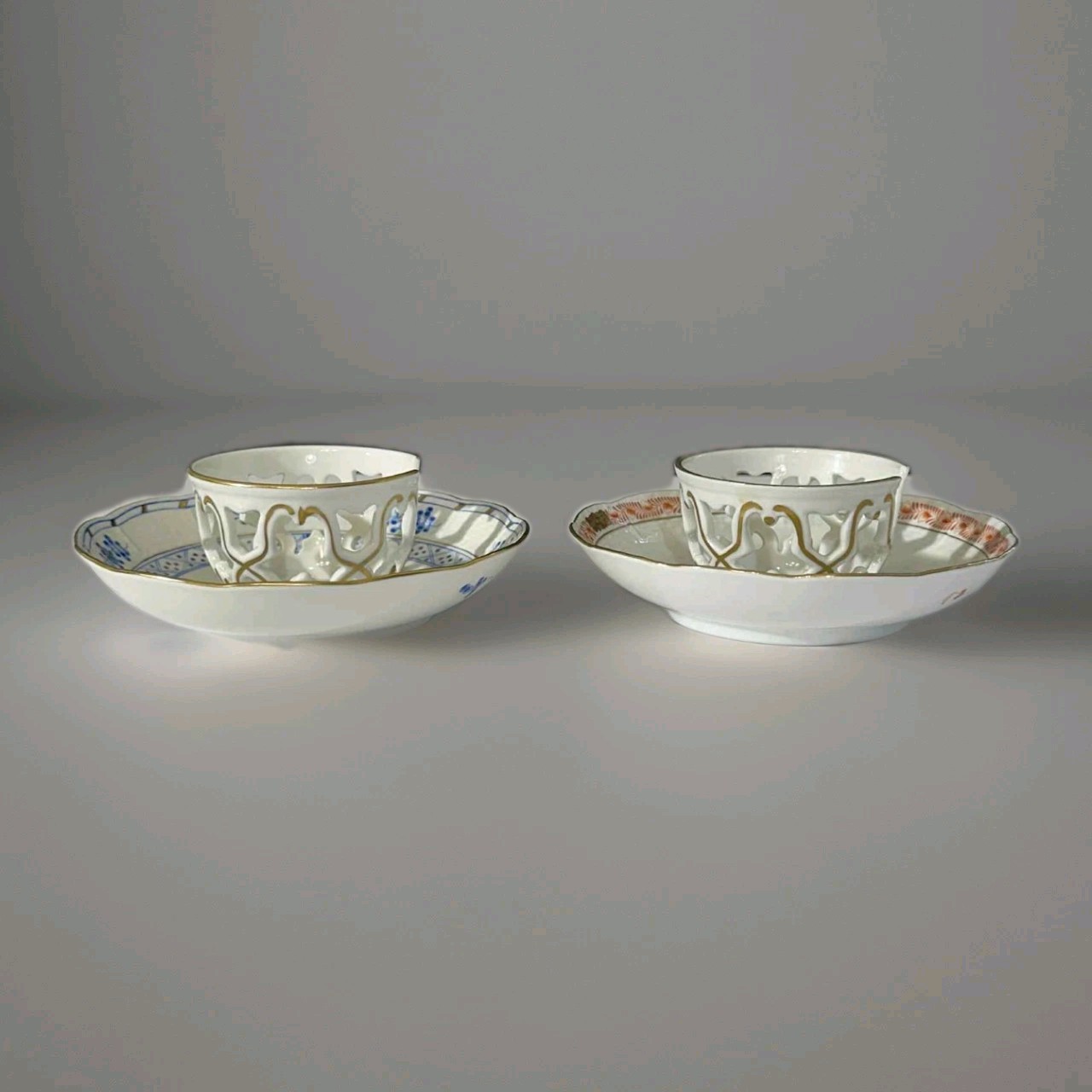 Pair Herend Hungary Trembleuse Saucers #713 Blue & Rust Indian Basket Gold Trim