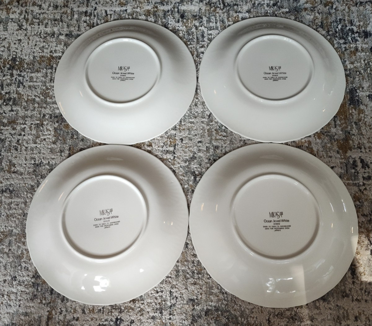 Mikasa Ocean Jewel White Dinner Plates ~Set of 4~ Embossed Shells 10 7/8″
