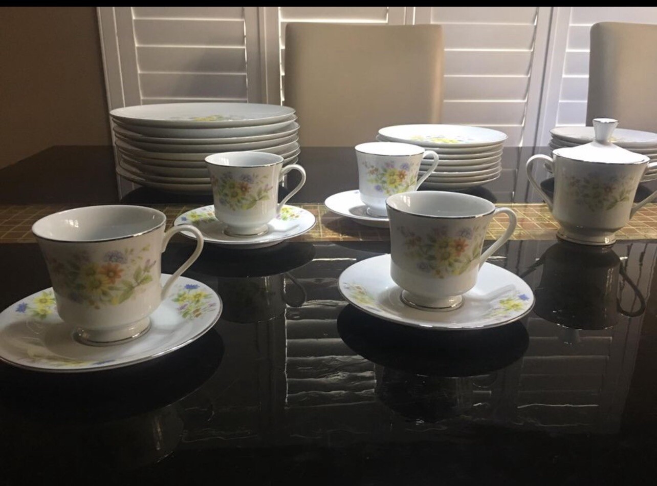 Vintage (1950) Gildhar Ltd Fine China Complete 8 Place Setting. Model #6199