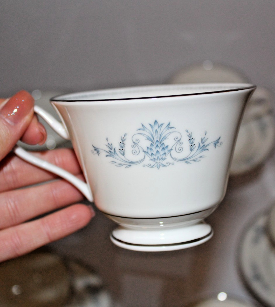 Set of 6 Vintage Oxford Bryn Mawr Bone China Cups 2 3/4″ Saucers 6″