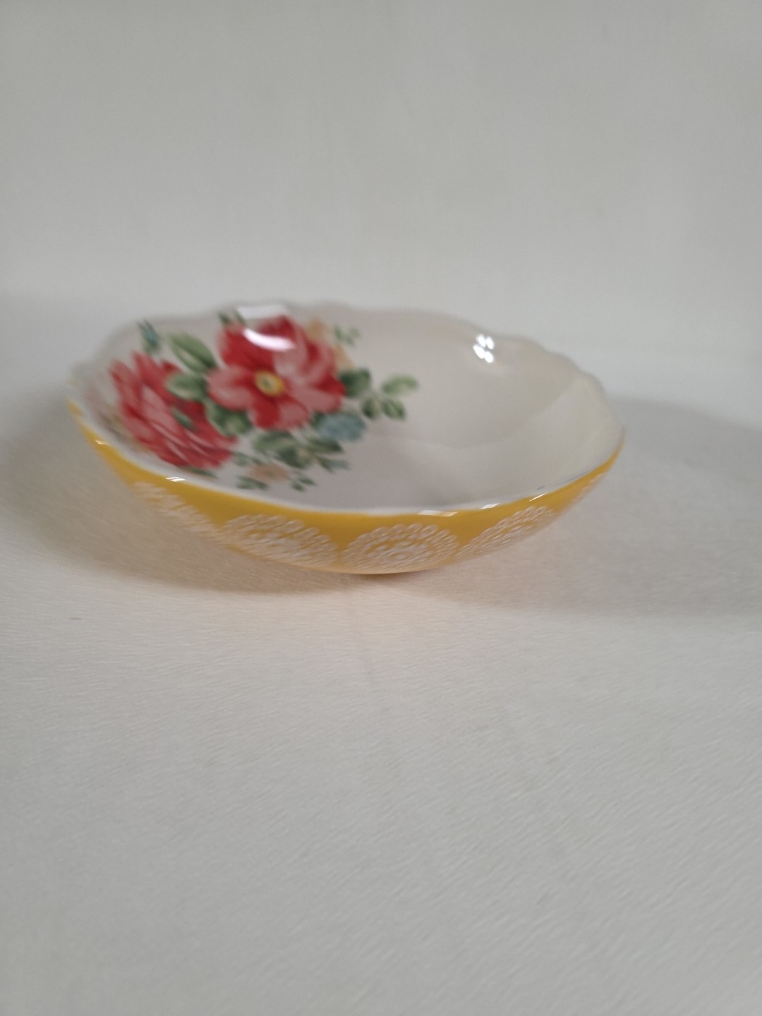 Pioneer Woman Soup Pasta Bowl Yellow& White with Red Blue Yellow Flowers 7.25″