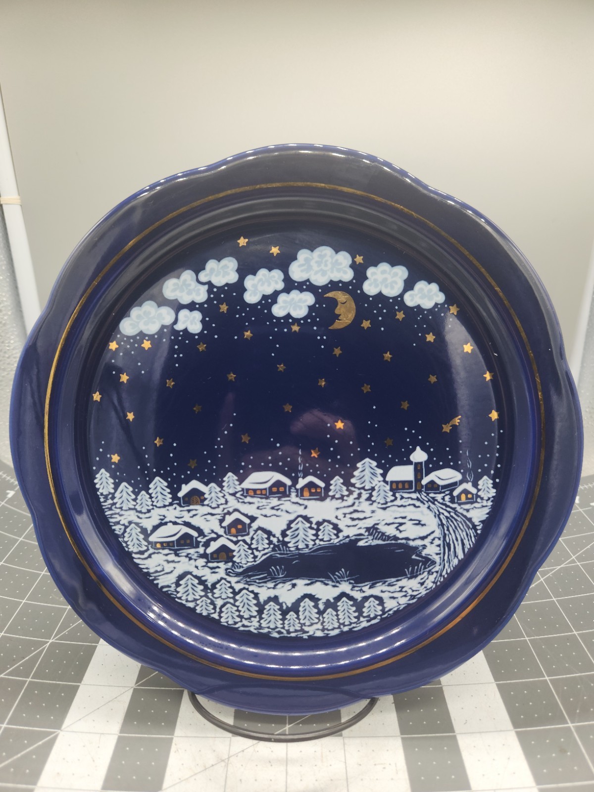 WAECHTERSBACH – Winter Dreams Starry Night Cobalt Scalloped Plate 10”