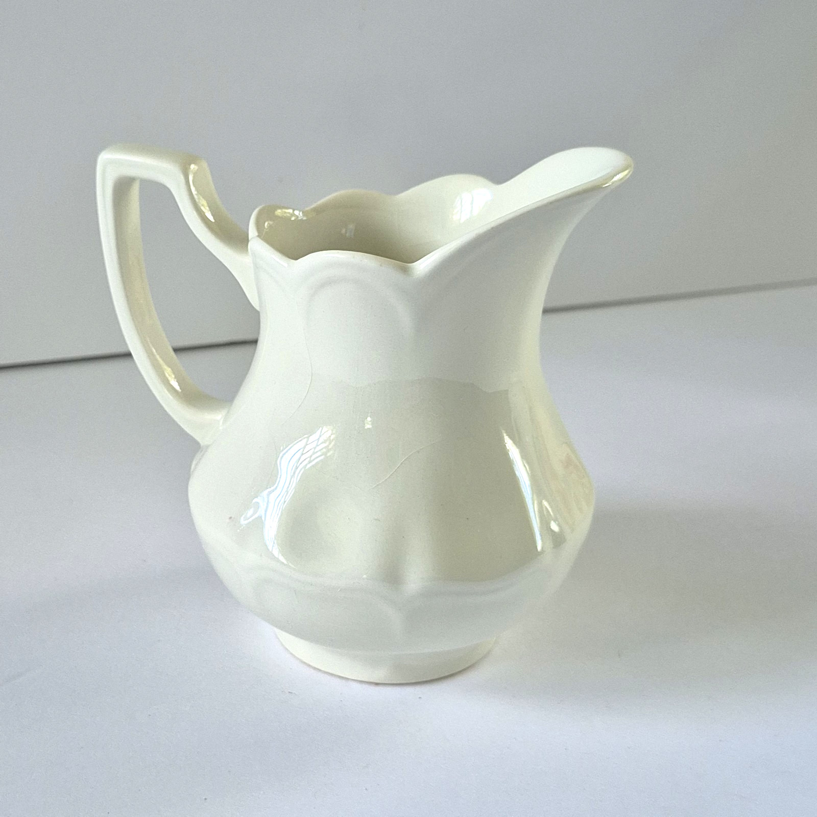 STAFFORDSHIRE J & G MEAKIN CREAMER AND SUGAR BOWL WITH LID WHITE VTG