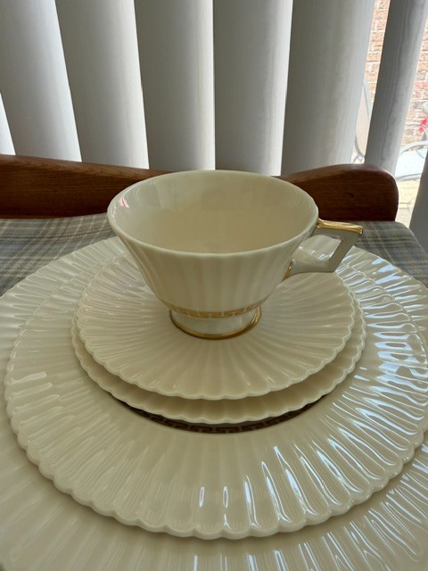 Lenox CRETAN (Gold Key design) 5 piece place setting- mint + flawless