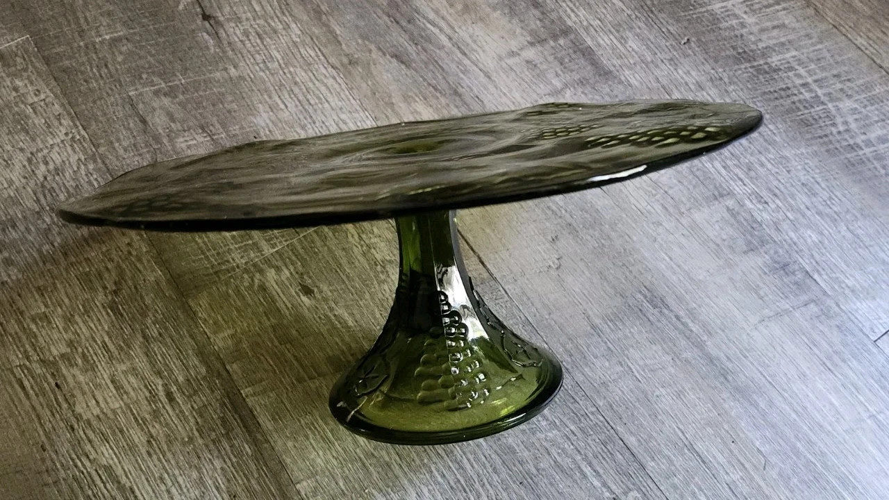 Vintage 11.5″ Indiana Glass Green Pedestal Stand Cake Dish Grapes & Leaves.