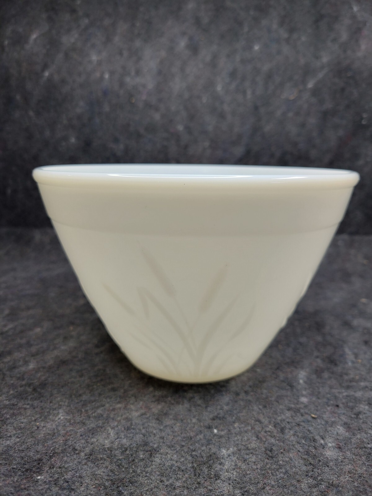 Vintage Milk Glass Raised Cattail Pattern Mixing/serving Bowl 7.5″ W×5″H