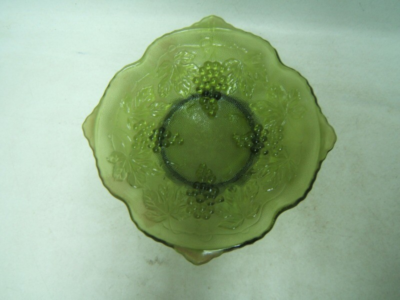 Vintage Anchor Hocking Grapes Avocado Green Bowl 9 3/4″ Handle to Handle