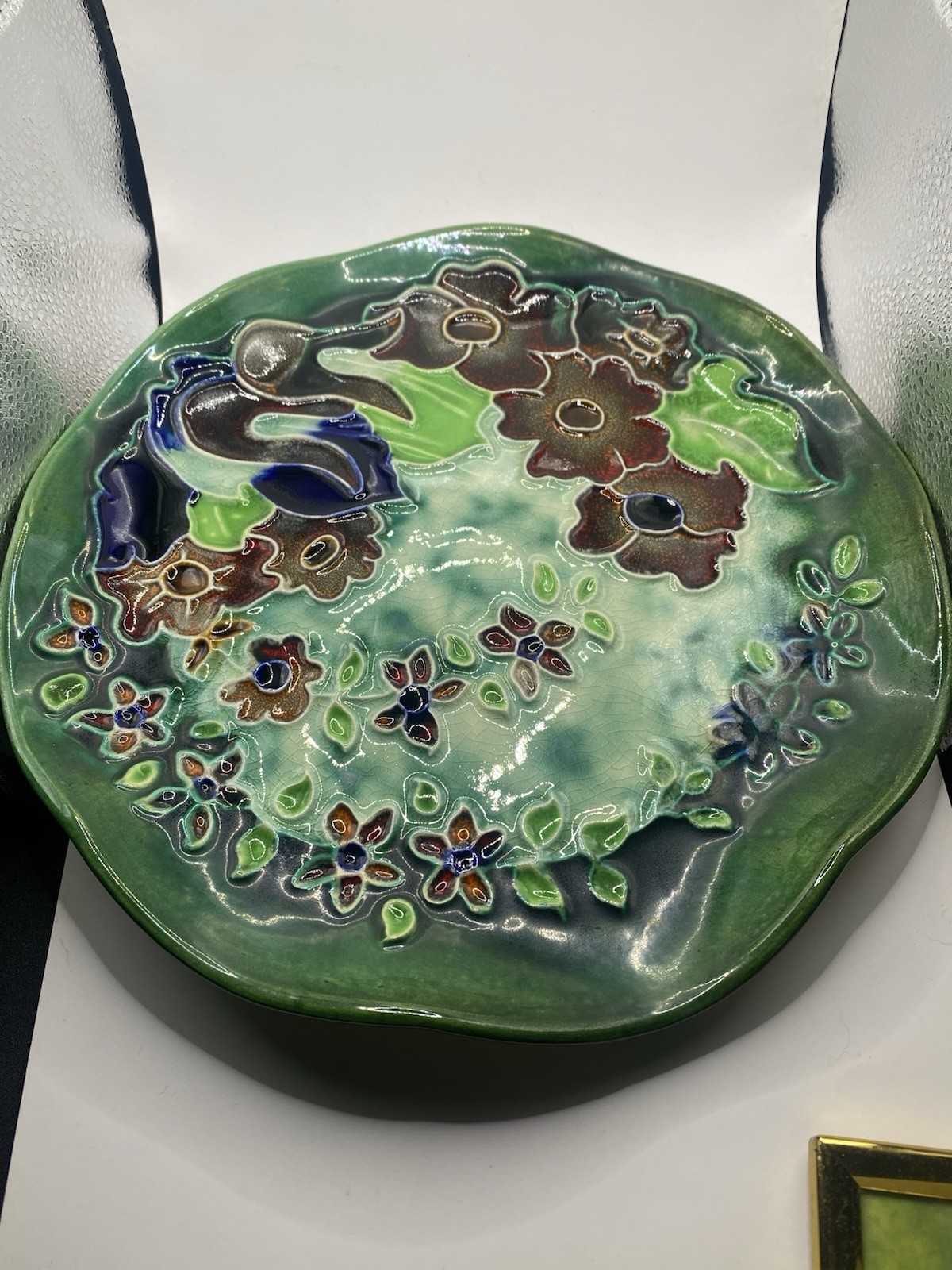 Vtg 1950 Pottery plate Tubelined Resembles Moorcroft 10 1/2 Inches Multicolor