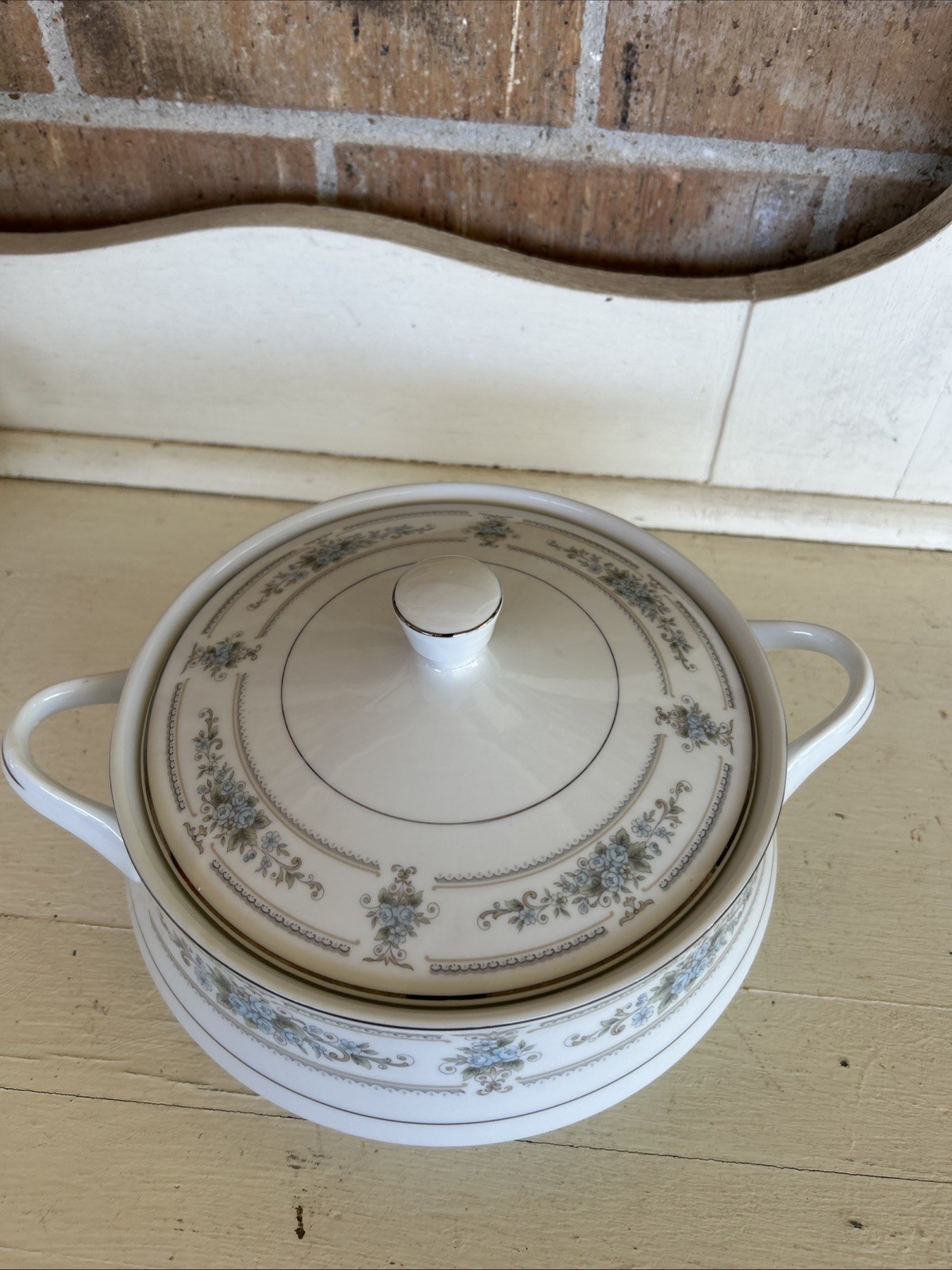 Elington Casserole 2 qt. Covered Wade Fine Porcelain White Blue Platinum Trim !