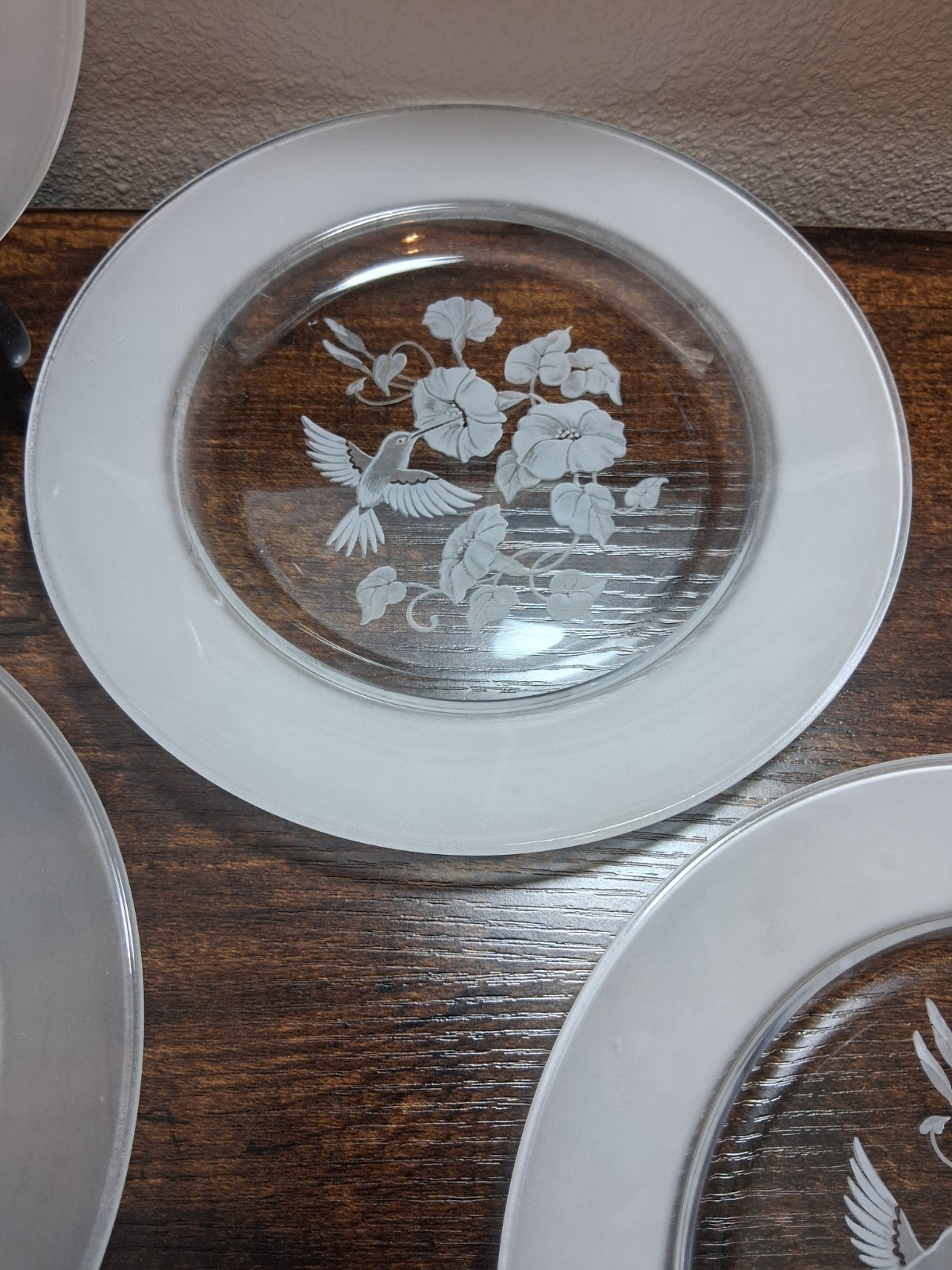 LOT OF 6 VINTAGE 7 7/8″ SALAD DESSERT PLATES AVON HUMMINGBIRD CRYSTAL COLLECTION