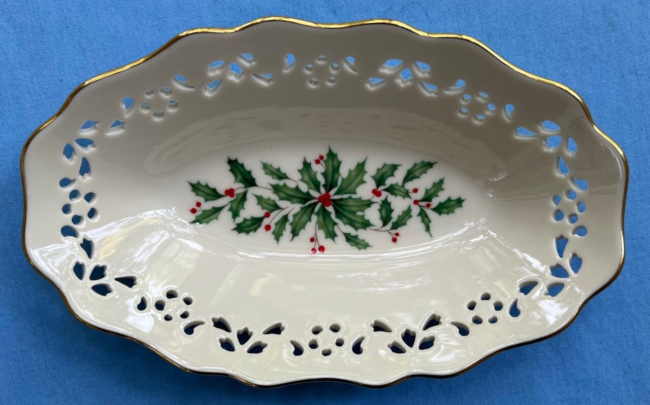 Lenox Holiday Pierced Oval Candy Nut Dish Christmas Holly & Berries 24k Gold NEW