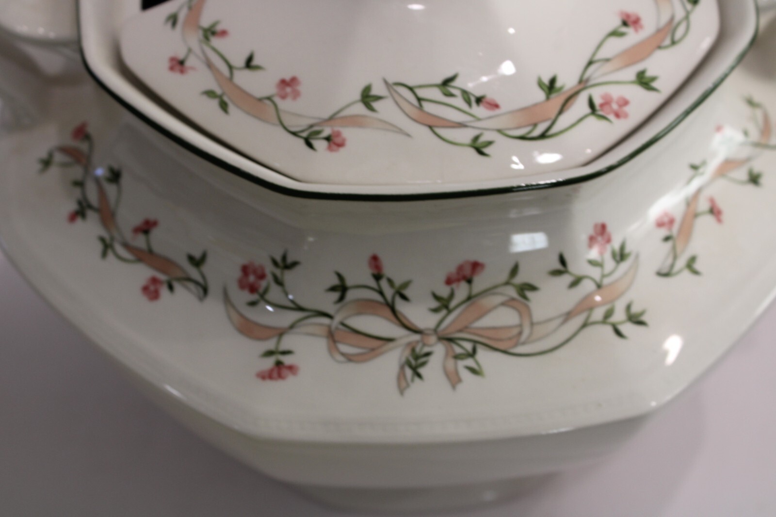 JOHNSON BROTHER Eternal Beau Soup Tureen w/lid (small chip see picture)