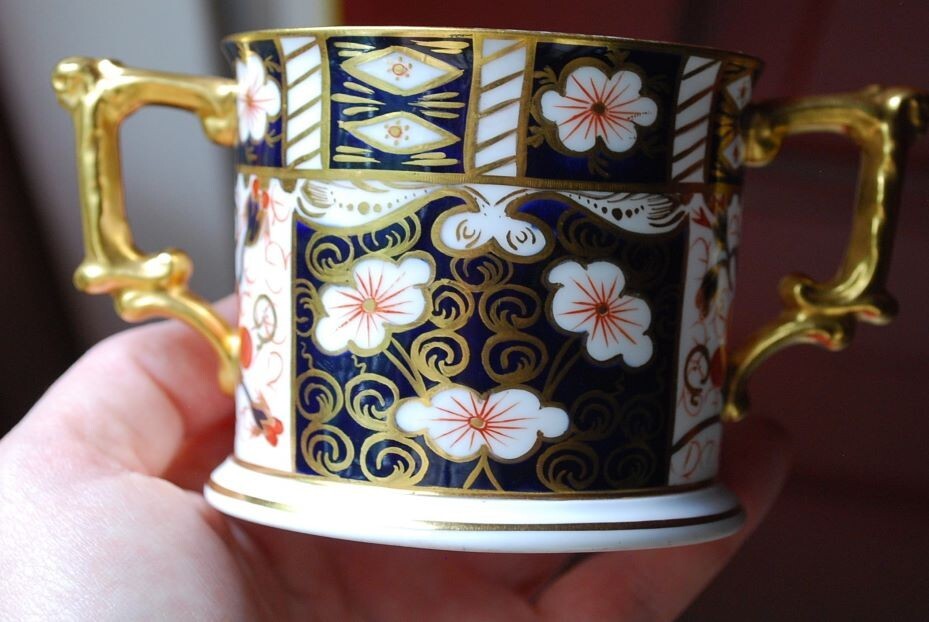 RARE Vintage ROYAL CROWN DERBY 2 Handled Loving Cup TRADITIONAL IMARI Blue Gold