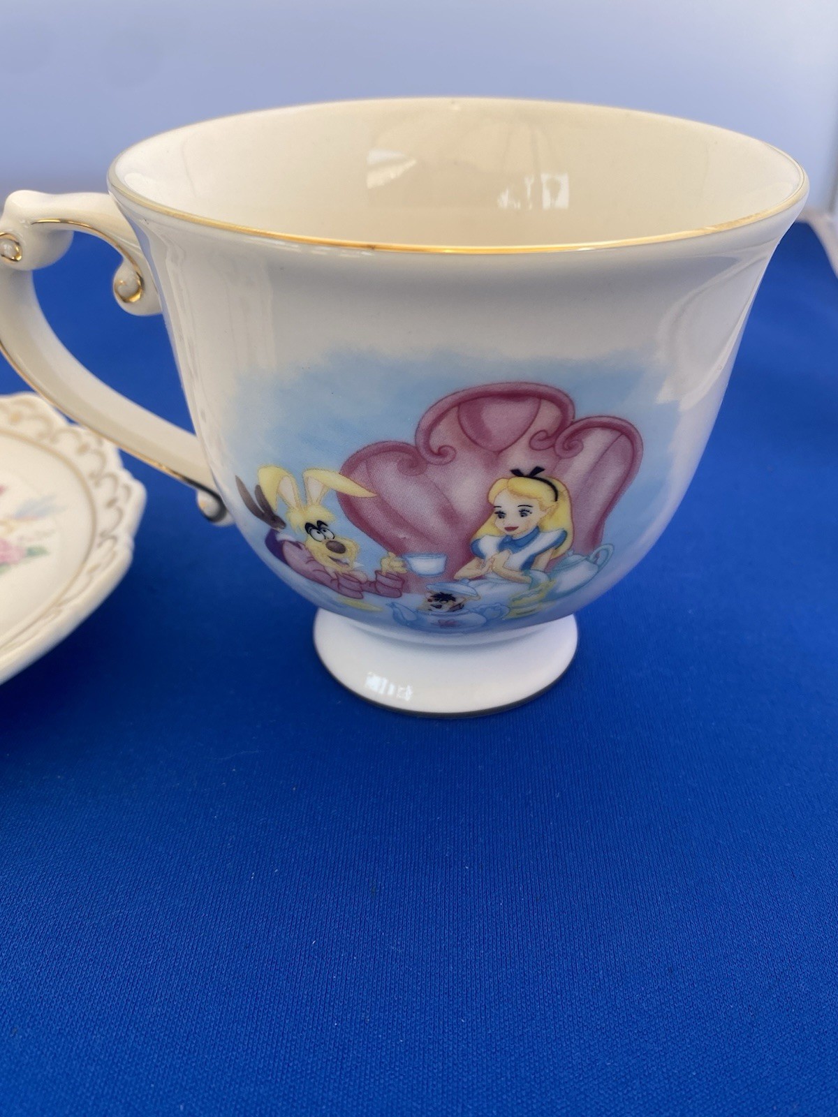 ALICE IN WONDERLAND Tea Cup & Saucer Set Disneyland Excellent Cond. L@@k L@@K!!