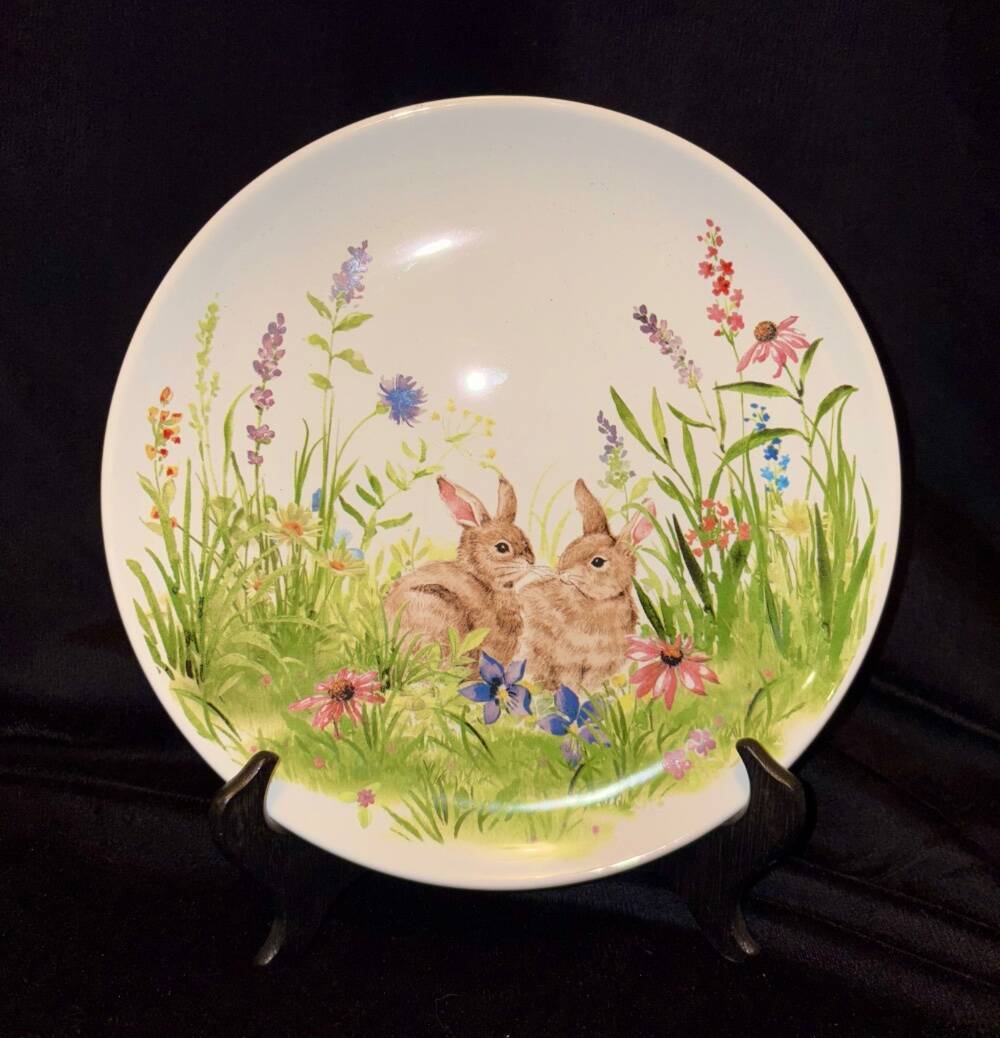 HOBBY LOBBY~BUNNIES~RABBITS~EASTER~8.5″ SALAD ACCENT PLATE~FLOWERS~NEW