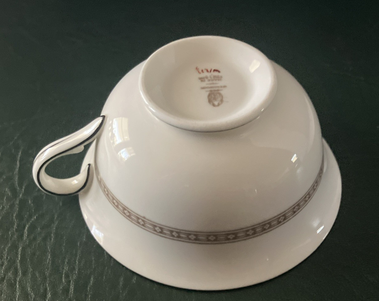 1 Wedgwood Florentine Green Teacup & Saucer Vintage Bone China England W12325