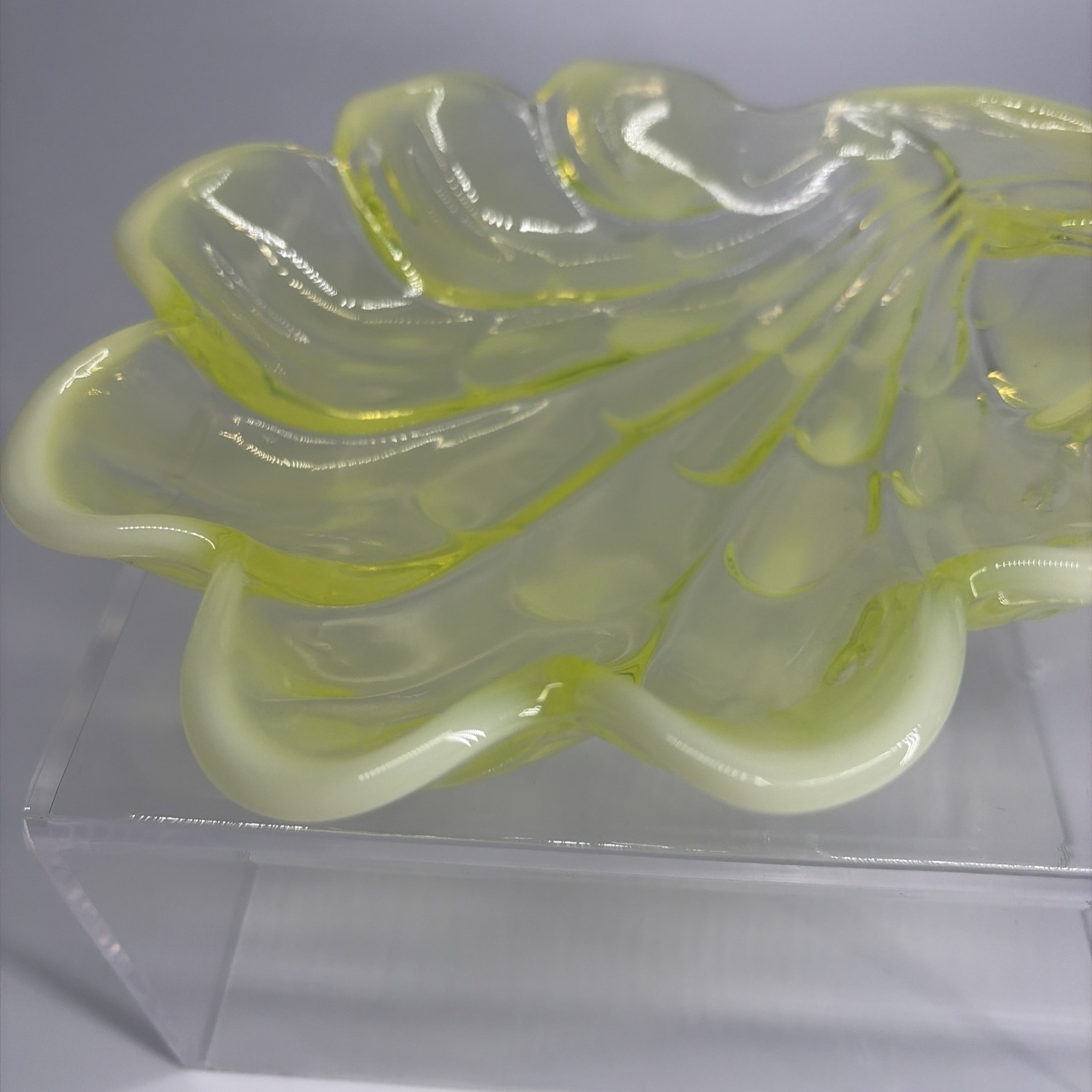 Duncan Miller Clam Sea Shell Trinket Dish 6.5″ Vaseline Uranium Opalescent Glow