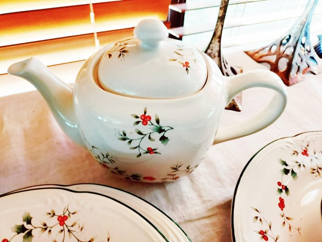 Pfaltzgraff Winterberry Christmas Holiday Plates Serving Pieces Bowls Teapot USA