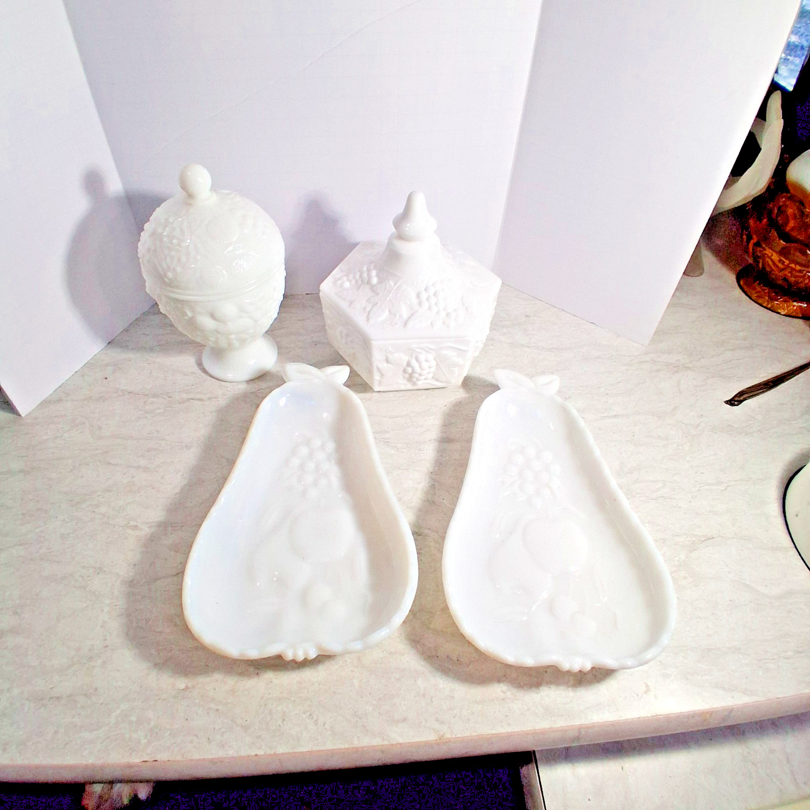 2 Vintage Long Pear Fruit Plates 7ins, 2 Covered Dishes,