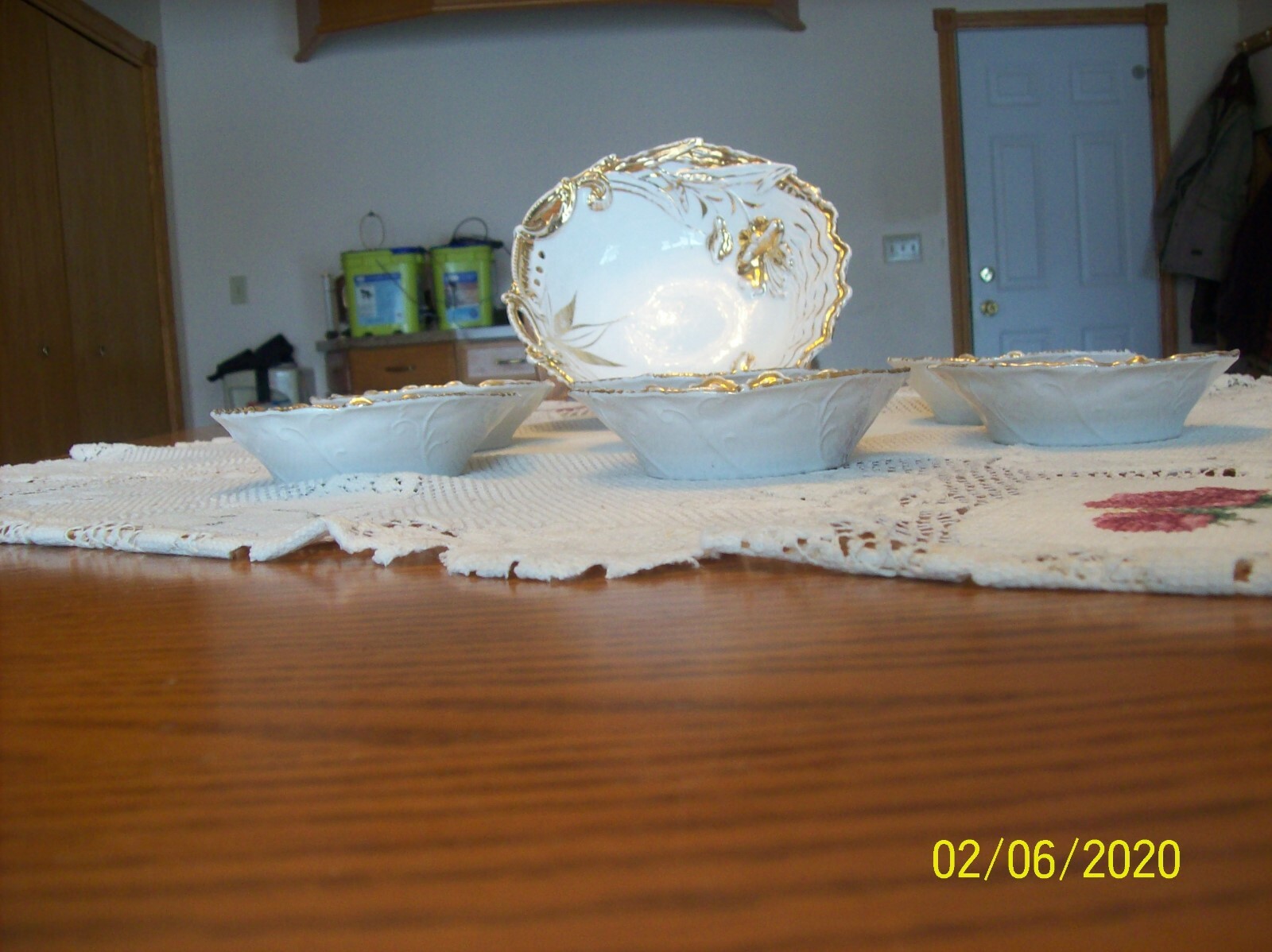 Gold & White Porcelain Raised Floral Pattern 7 Piece Vintage Berry Bowl Set
