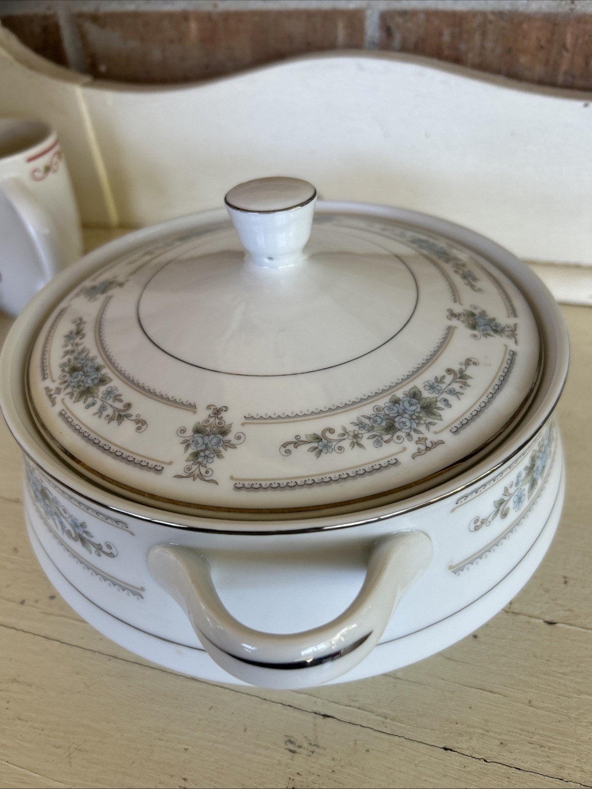 Elington Casserole 2 qt. Covered Wade Fine Porcelain White Blue Platinum Trim !