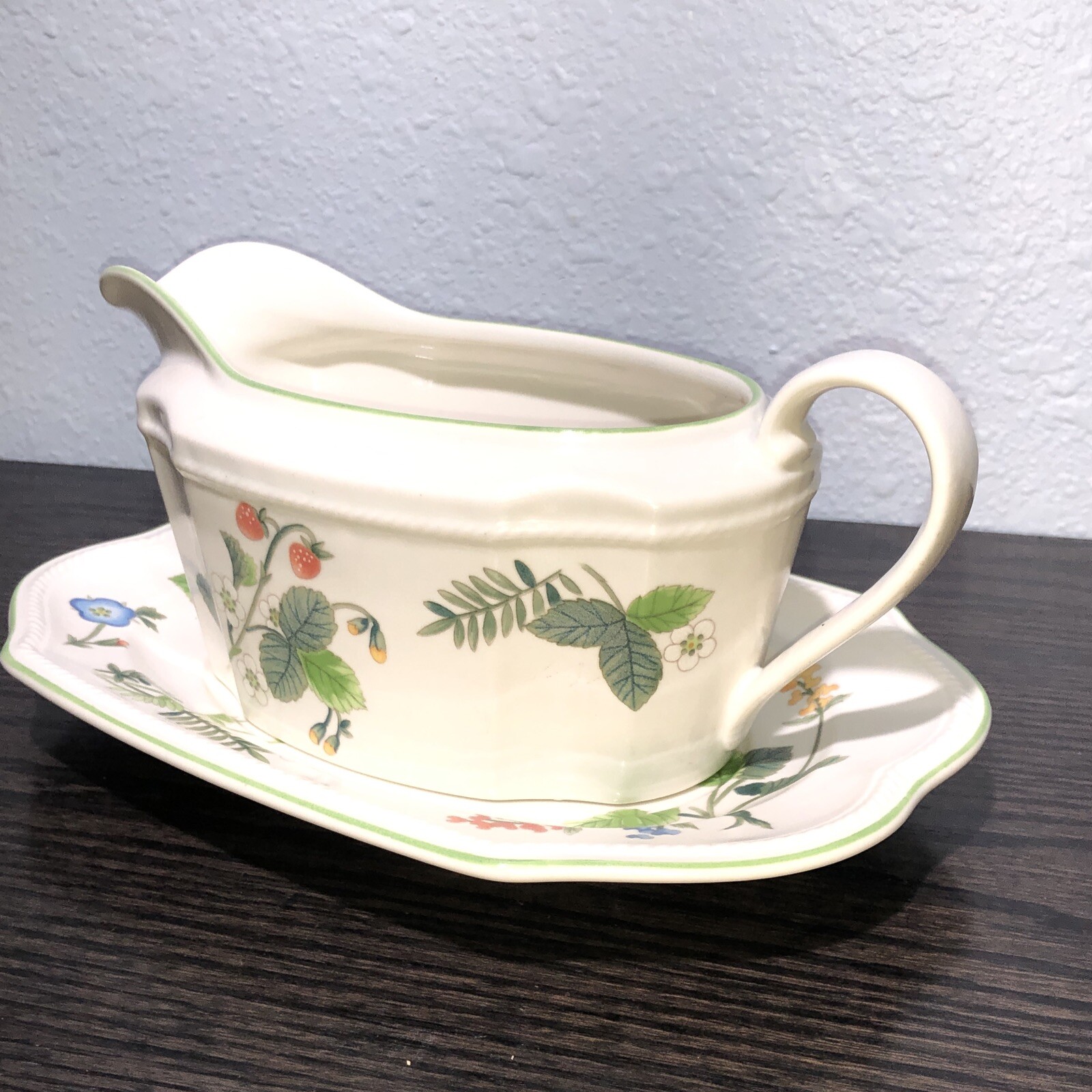 Mikasa New Port Summer Essence F8903 Gravy Boat & Under-plate Retired 1997