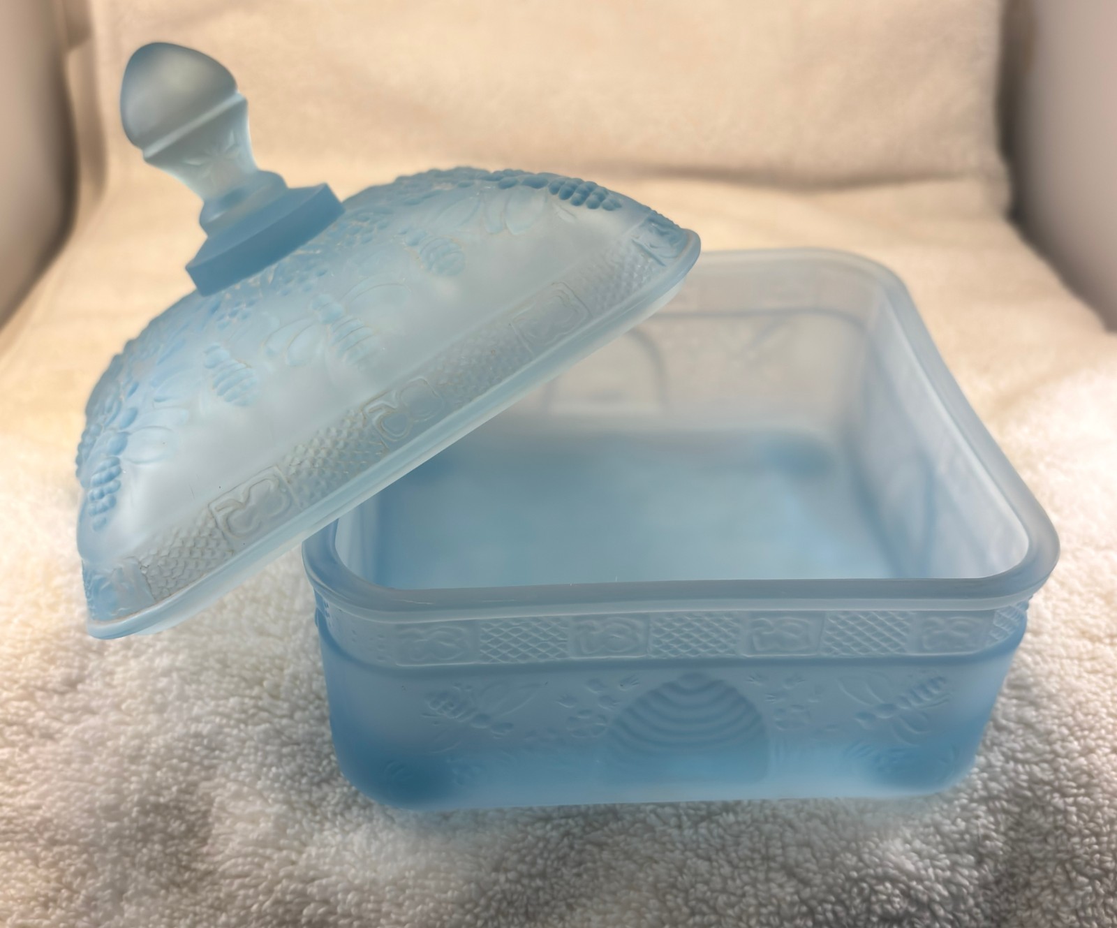 Vtg. Indiana Tiara Frosted Light Blue Bee Box Lidded Candy Dish 1980s – EUC