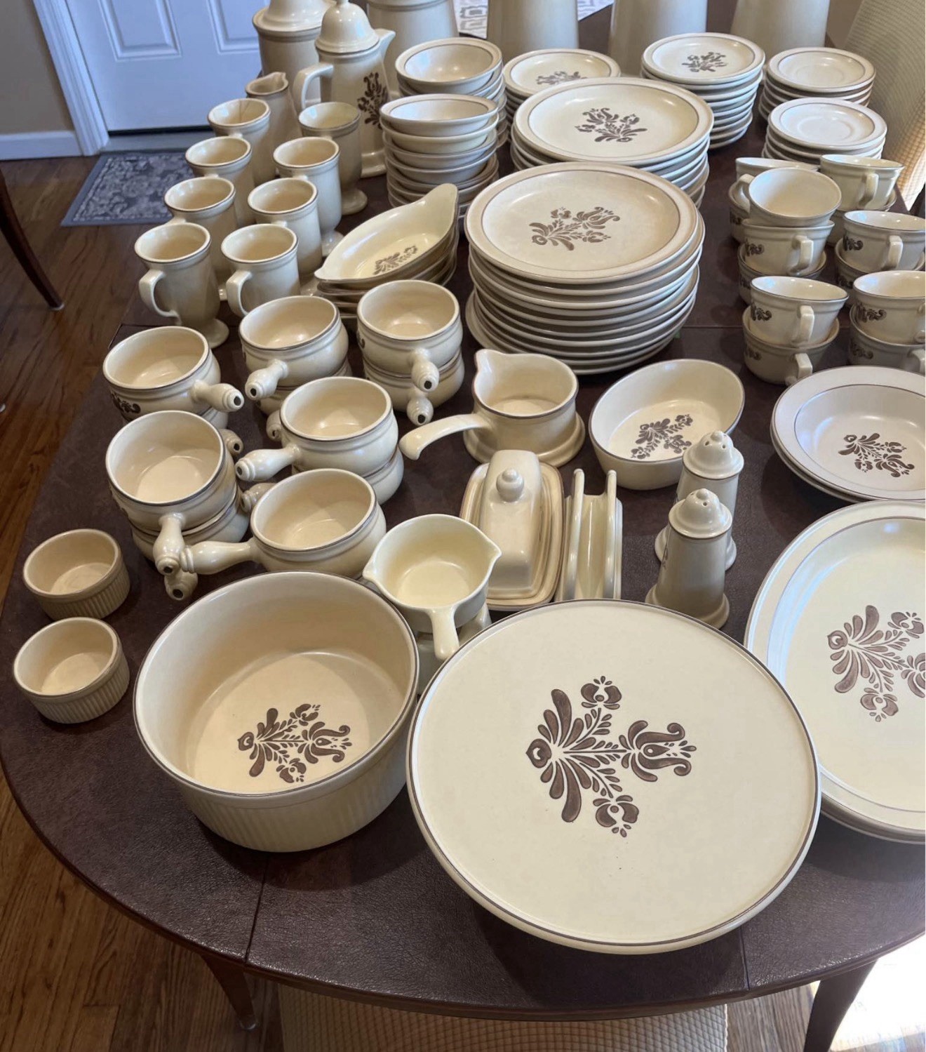 1976 PFALTZGRAFF Village Dinnerware Set Of 131 Pieces Stoneware Vtg Folk Art Set