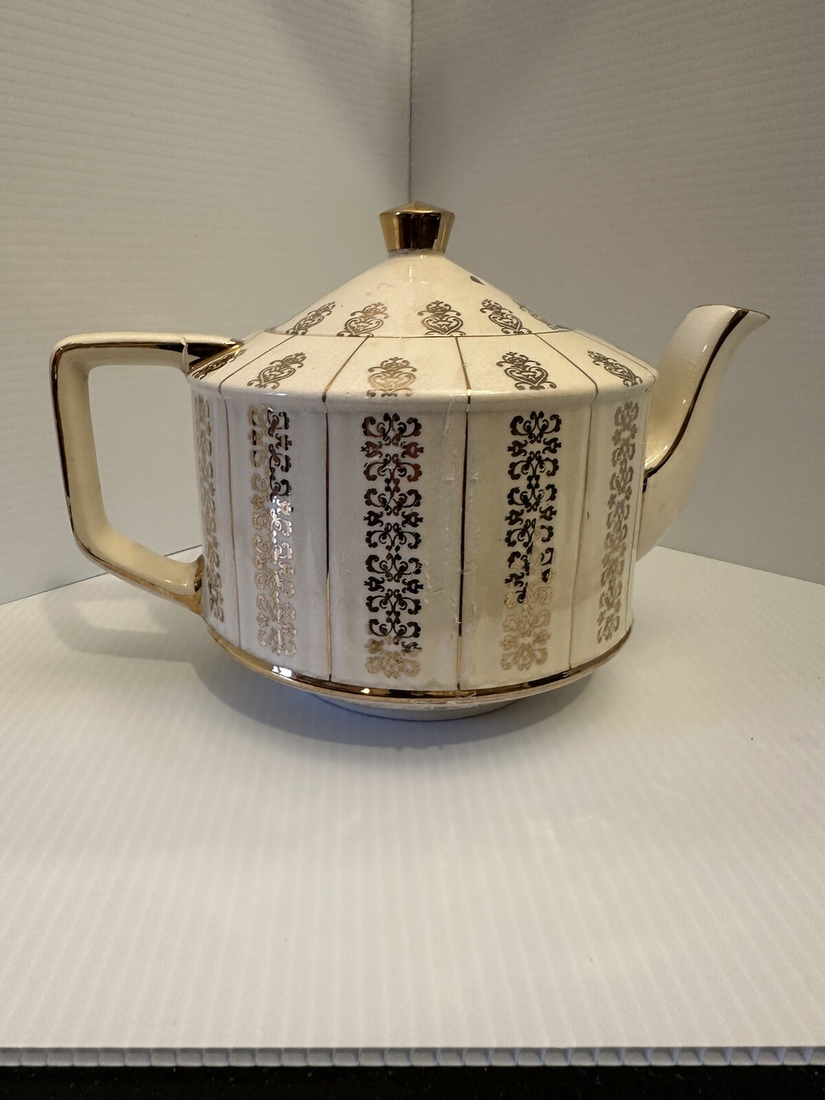 Sadler England Ceramic Tea Pot Gold Trim.