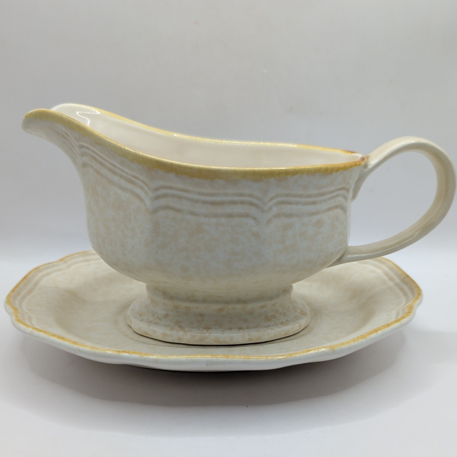 Mikasa Country Charm FG000 Gravy Boat with Underplate Speckled Cream and Gold