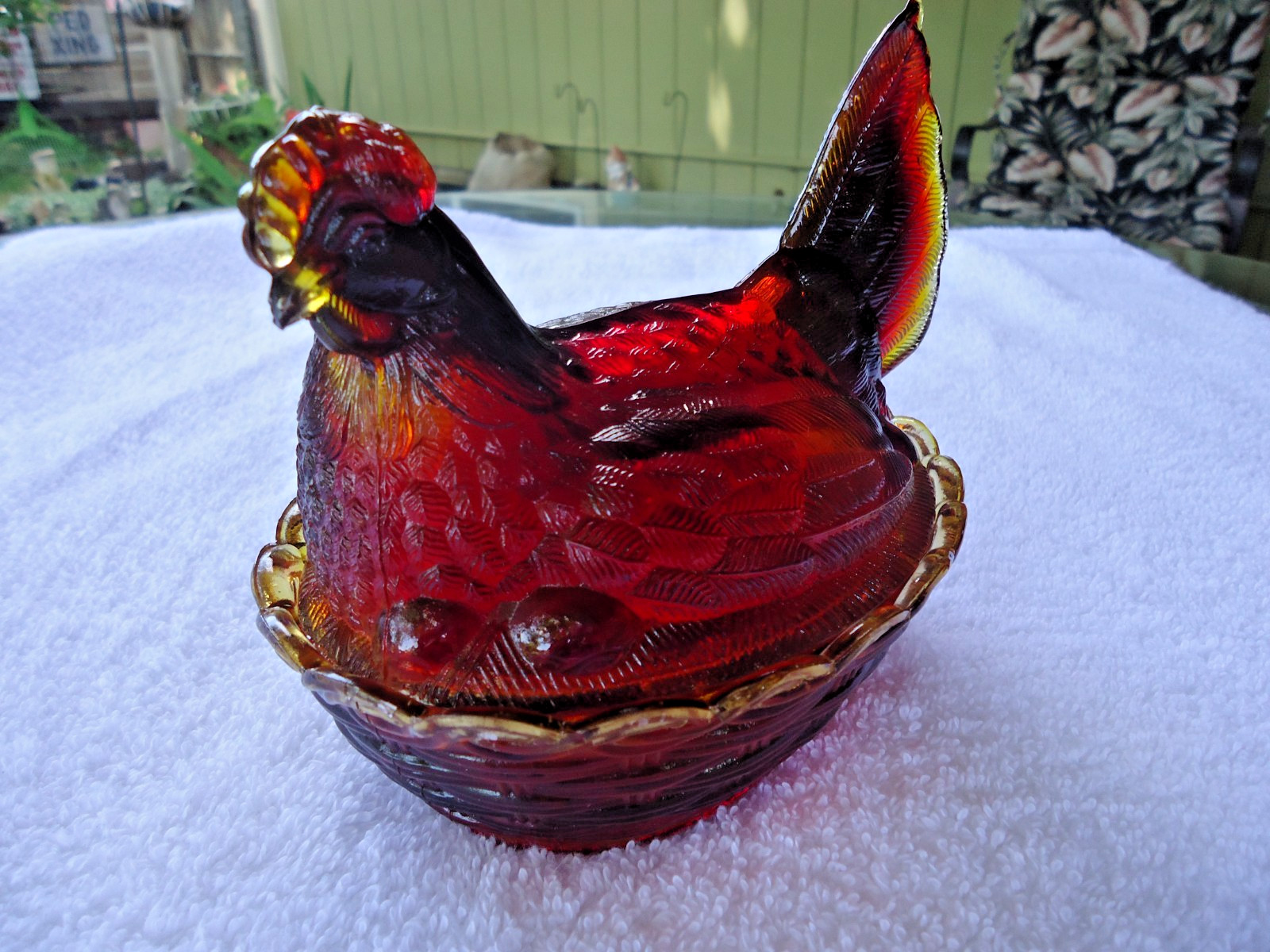 VINTAGE L.G. WRIGHT RUBY RED AMBERINA SPLIT TAIL HEN ON NEST Glows