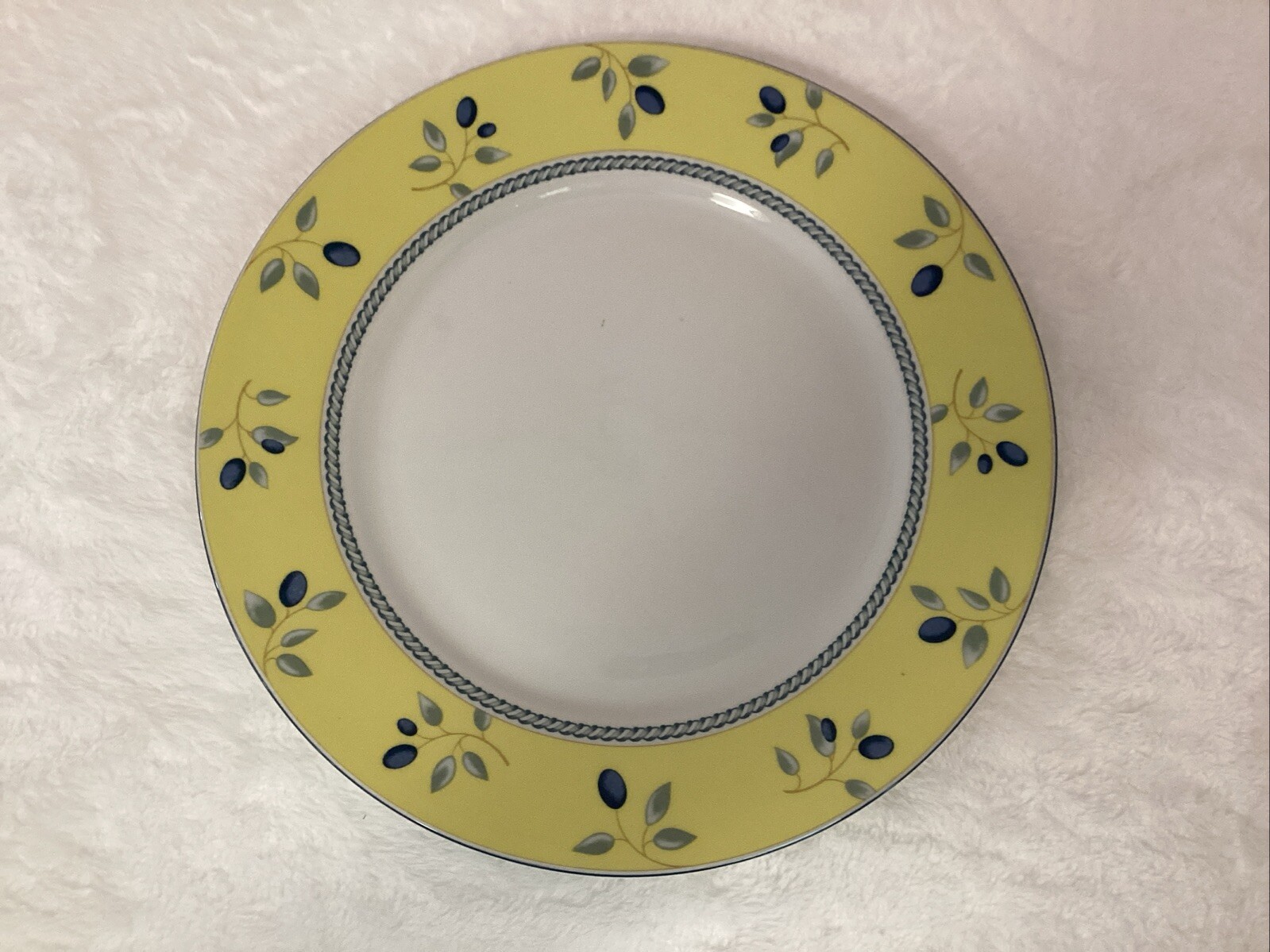 Blueberry by Royal Doulton Crafted in England Dinnerware Set of 15 Pieces