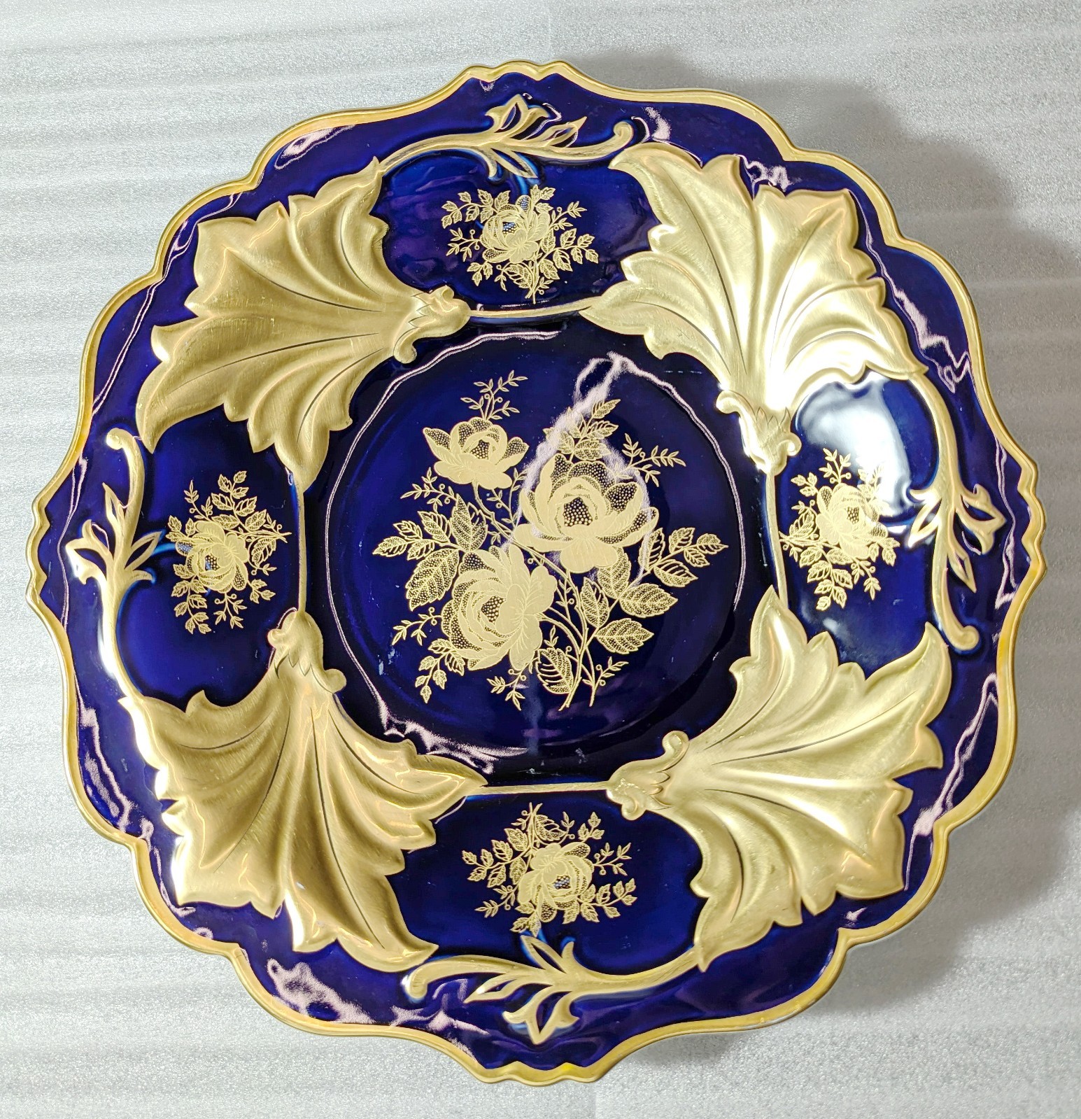 Weimar Porzellan Jutta Echt Kobalt 12.5″ Decorative Plate 522/66 – Gold Gilt