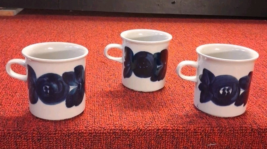 Set Of 3 Arabia Finland Anemone Blue Coffee Tea Mug Cups & Saucers 3 1/2″ Mixed