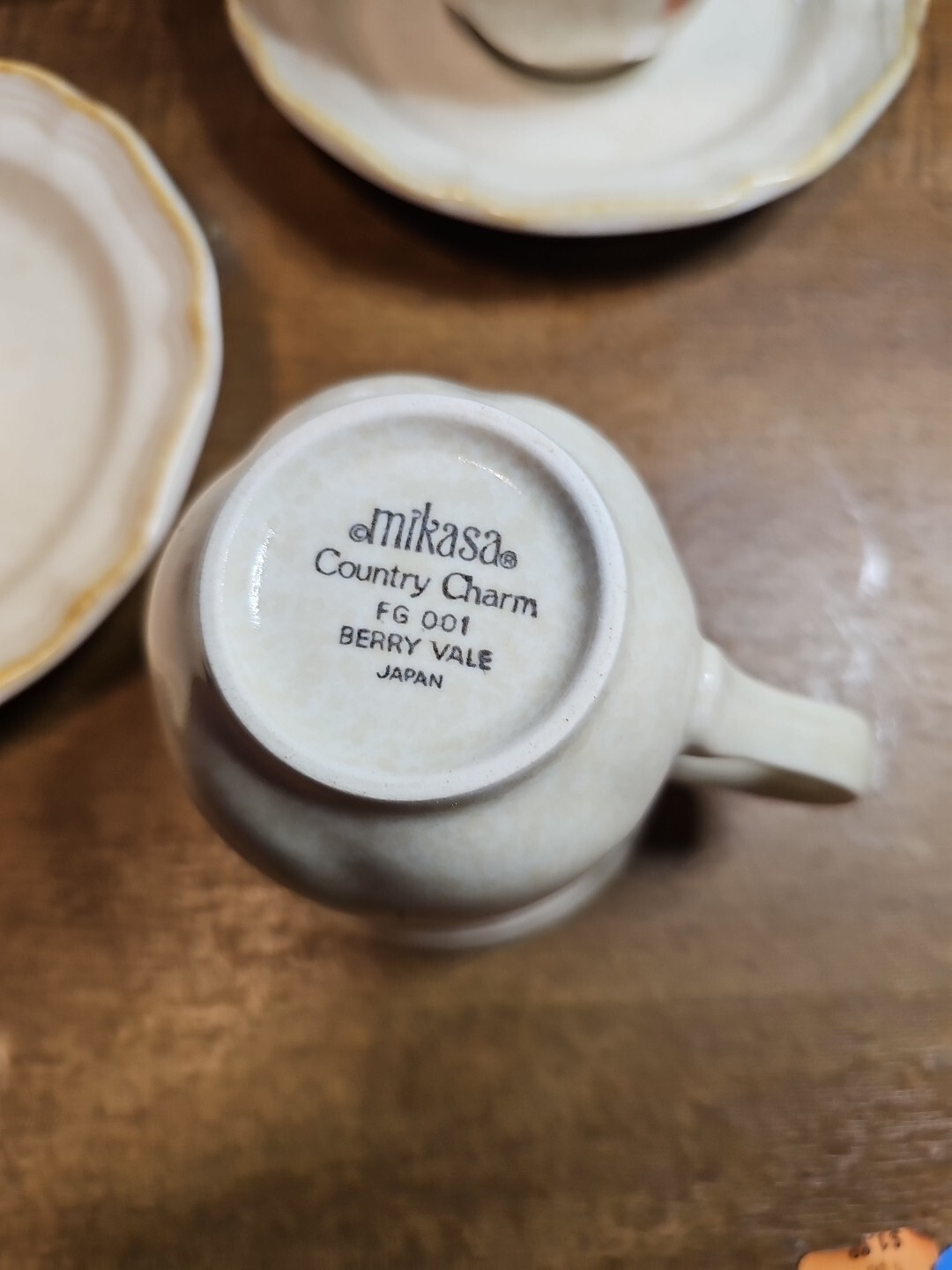 Mikasa Country Charm Berry Vale 4 cups FG001 & 4 saucers FG000