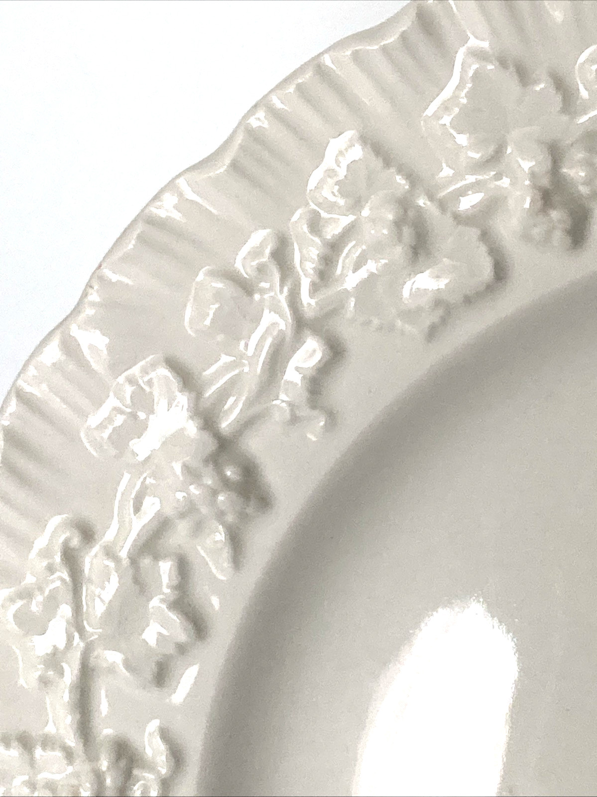 Set of 6 Wedgwood Queensware Cream/Cream Embossed Grape Vine 8″ Luncheon Plates