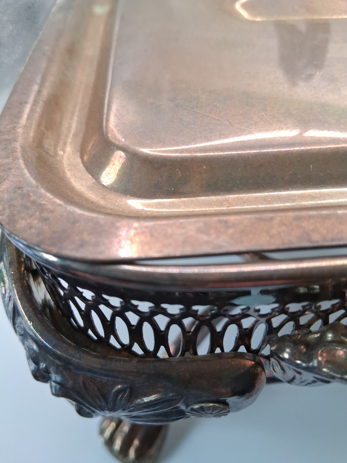 Covered Casserole Dish Stand