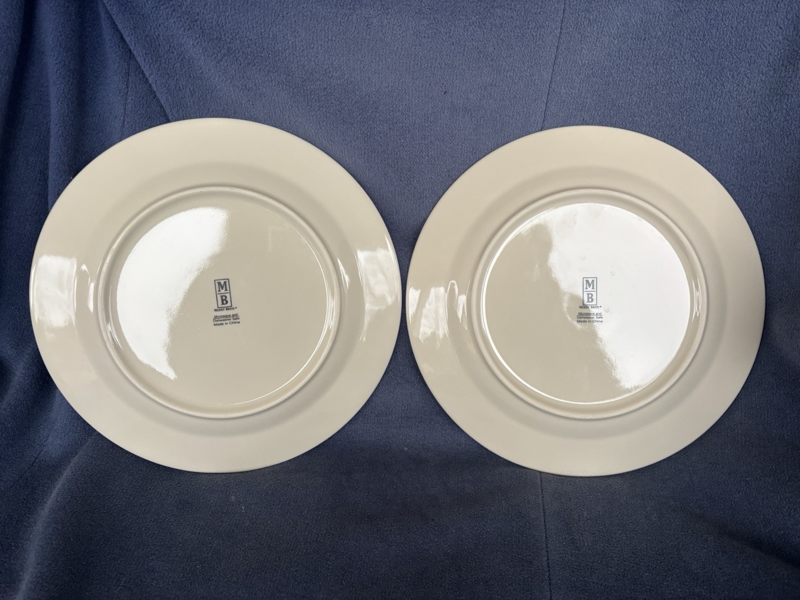 2 Holiday Home Merry Brite 10 1/2″ Dinner Plates With Trees & Holly