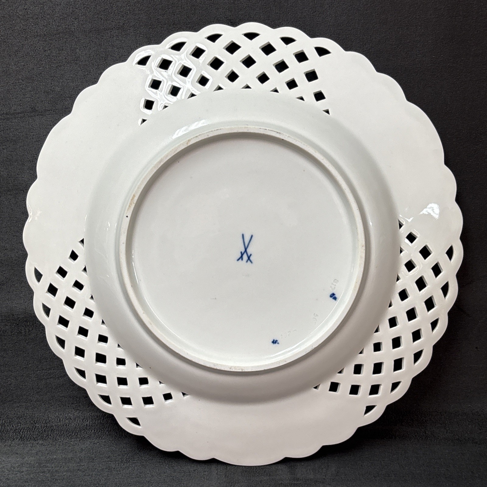 Meissen BLUE ONION Reticulated (No Trim) Charger Plate Platter 11 1/4 Inches