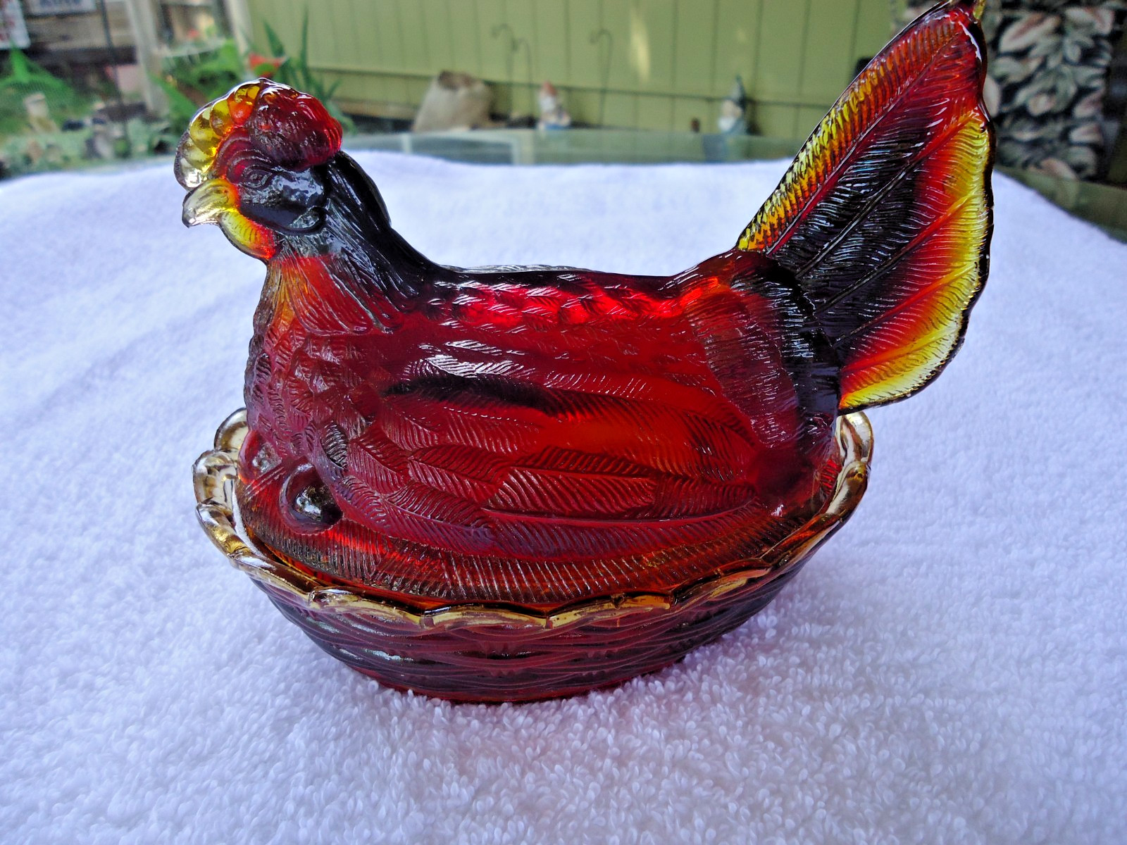 VINTAGE L.G. WRIGHT RUBY RED AMBERINA SPLIT TAIL HEN ON NEST Glows