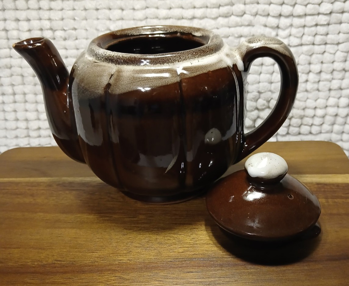 VINTAGE BROWN DRIP GLAZE POTTERY TEA POT w/RIBS DESIGN