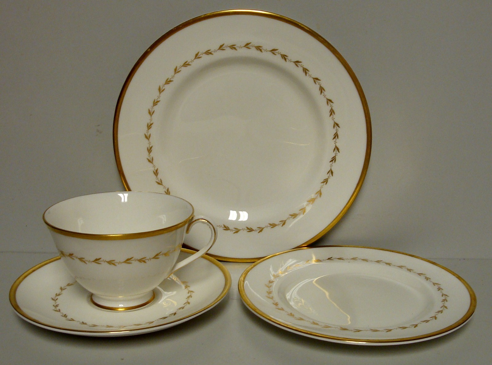 Royal Doulton COVINGTON 16 Piece Luncheon Set FOUR SETTINGS