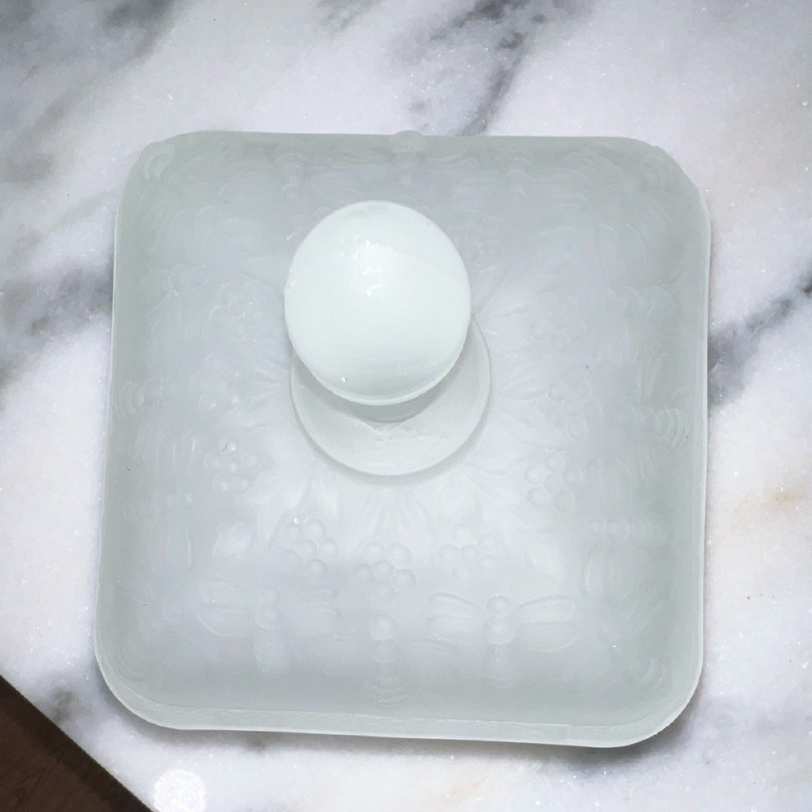 Tiara Indiana glass Frosted Glass Honey Bee Hive with Lid Embossed – read!!!