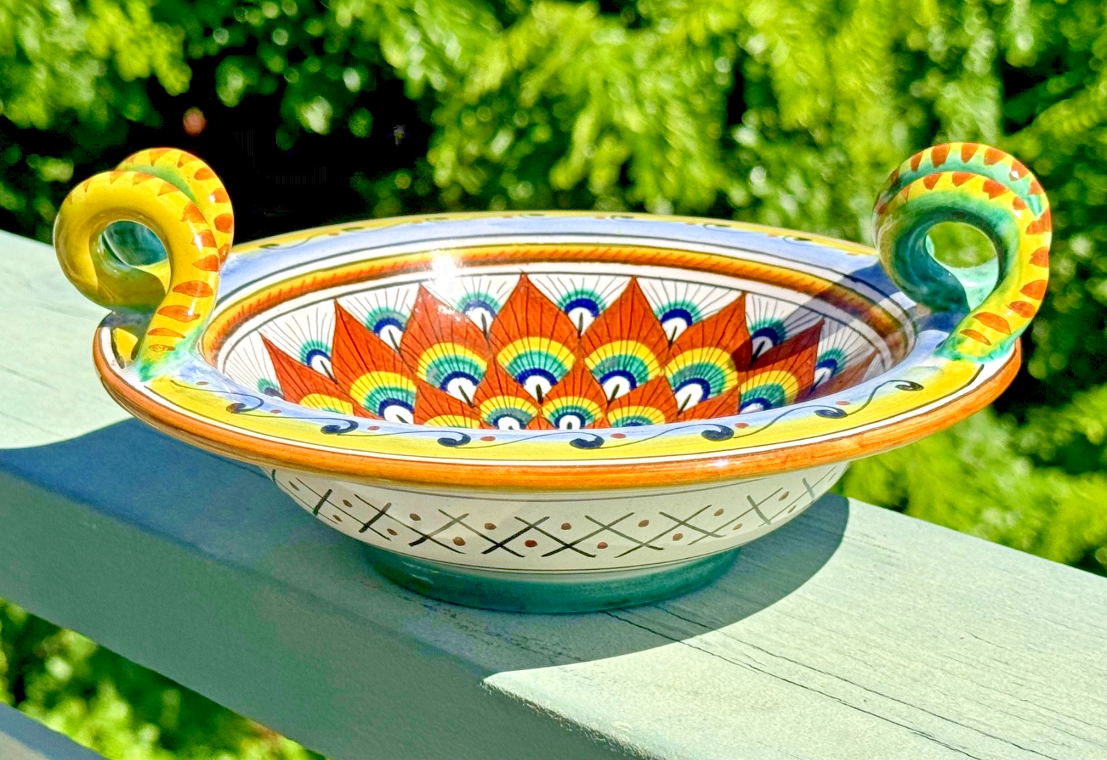 Deruta Pottery Snake Handle Peacock Feather Geometric Footed Bowl 8″ D Italy