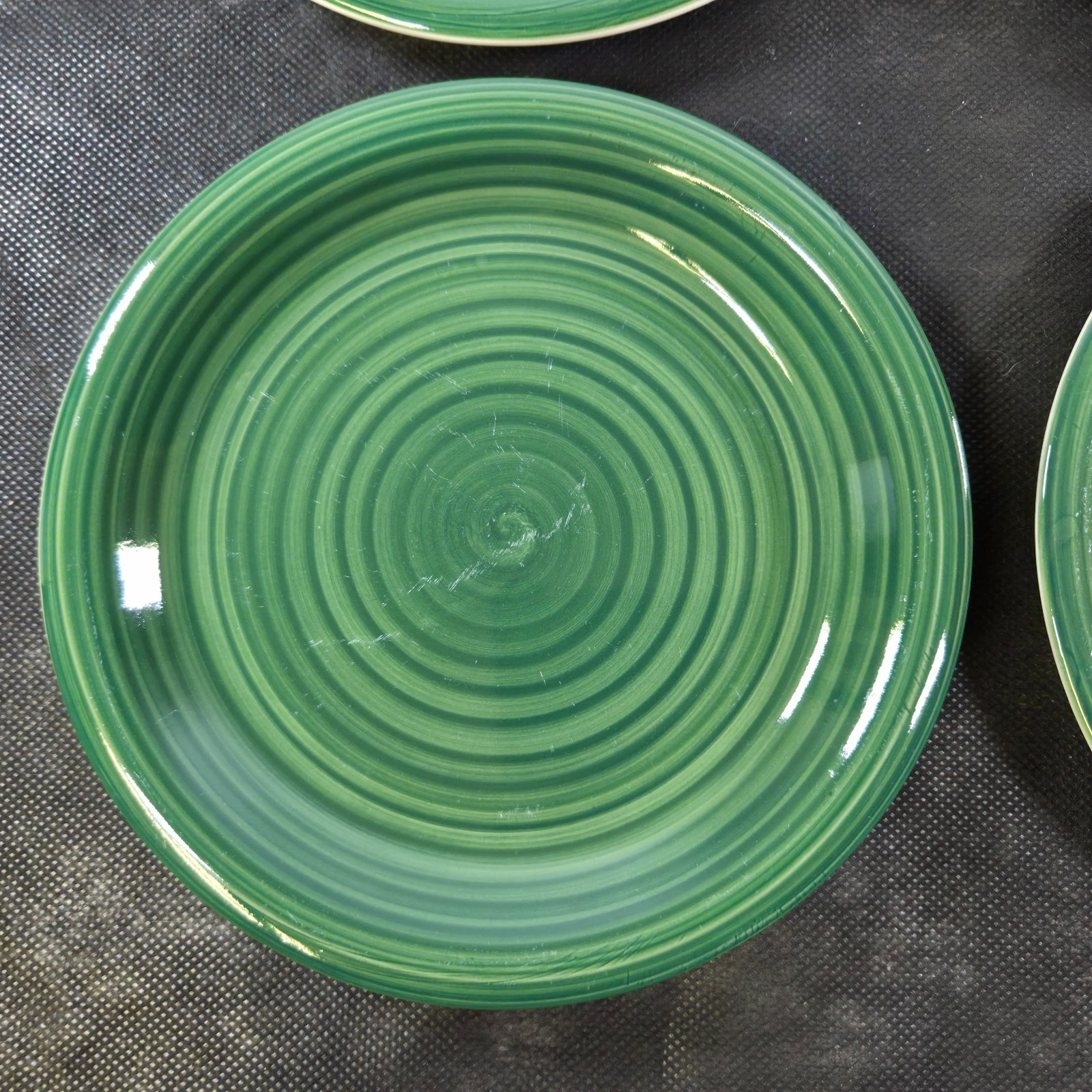 HOLIDAY Set of 4 Brylane Home Pottery Green Swirl Salad Appetizer Plates 7 1/4″