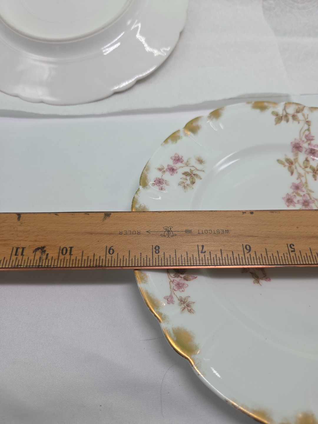 Haviland & Co. H & C LIMOGES France Four Dinner Plates 8 1/2″ Flowers Gold Trim