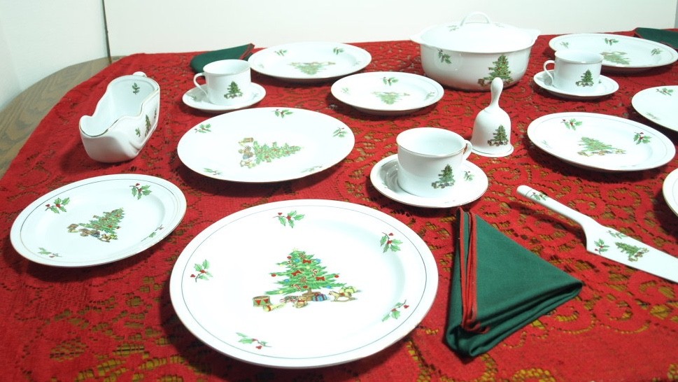 HOLIDAY HOSTESS BY TIENSHAN 26 PIECES 4 PLACE SETTINGS AND 10 EXTRA PIECES “NEW”