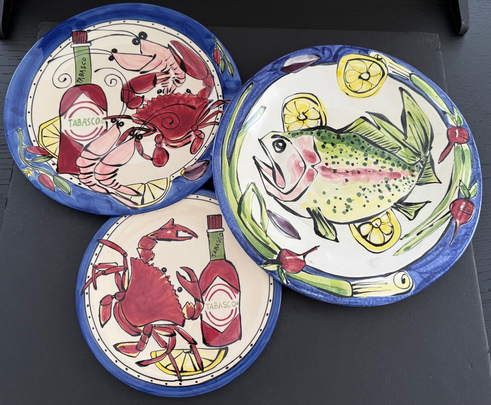 1994 STEVE HASSLOCK STUDIO FISH/LEMON & TIKA TABASCO AND CRAB DINNERWARE LOT (3)